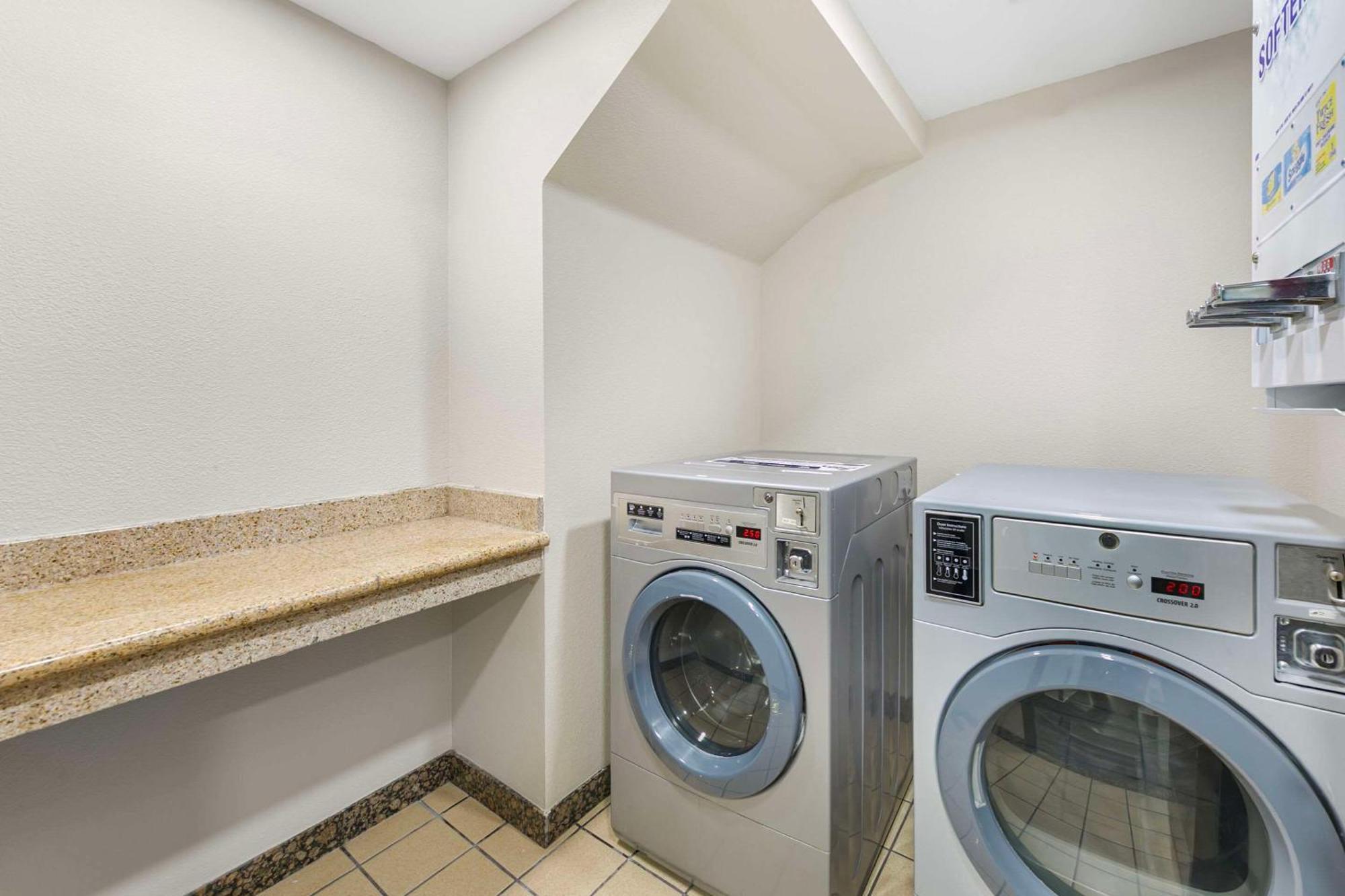 Quality Inn & Suites Sacramento Esterno foto